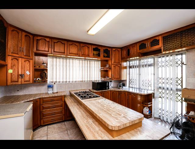 4 BEDROOM HOUSE FOR SALE IN NEWLANDS WEST